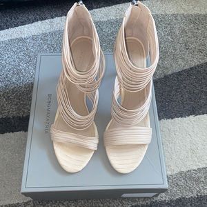 BCBG HEELS SIZE 9